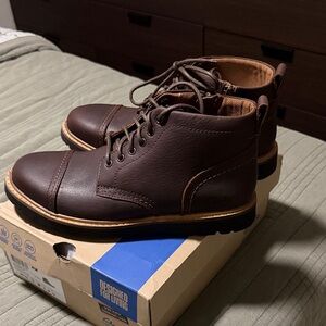 Clarks Rich Brown Leather Chukka Boots size 9 wide.